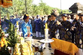 Dâng hương tri ân Vũ Vương Nguyễn Phúc Khoát. (Ảnh: Mai Trang/TTXVN)