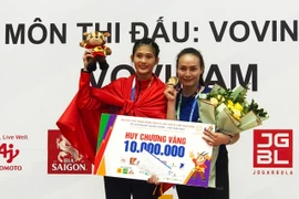 Phương Thảo và huấn luyện viên trong niềm vui giành huy chương vàng SEA Games 31. (Ảnh: FTP)