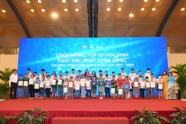 Ban tổ chức trao giải cho 20 học sinh đạt điểm cao nhất toàn quốc, chung kết Quốc gia Violympic năm học 2021-2022. (Ảnh: BTC)