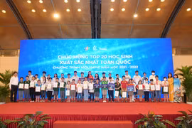 Ban tổ chức trao giải cho 20 học sinh đạt điểm cao nhất toàn quốc, chung kết Quốc gia Violympic năm học 2021-2022. (Ảnh: BTC)