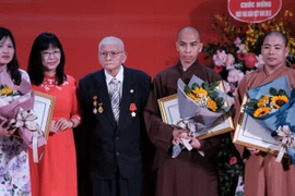 Giáo sư Nguyễn Ngọc San trao giải thưởng cho các cá nhân. (Ảnh: BTC)