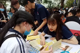 Thí sinh tham gia chương trình ngày hội tư vấn xét tuyển đại học. (Ảnh: Phạm Mai/Vietnam+)