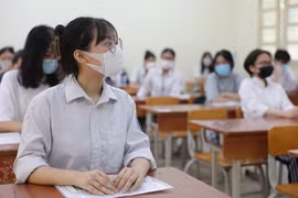 Thí sinh làm thủ tục dự thi vào lớp 10 năm học 2022-2023. (Ảnh: Hoài Nam/Vietnam+)
