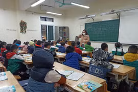 Học sinh tiểu học Hà Nội đi học trực tiếp. (Ảnh: Phạm Mai/Vietnam+)