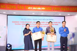 Ban tổ chức trao giải nhất cho tác giả ca khúc "Sứ mệnh Thanh niên". (Ảnh: BTC)