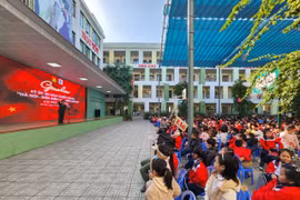 Học sinh Trường Tiểu học Hoàng Diệu giao lưu với nhân chứng lịch sử. (Ảnh: NTCC)