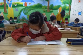 Học sinh Trường Tiểu học Phạm Tu, huyện Thanh Trì, Hà Nội, đi học trở lại sau thời gian tạm dừng đến trường. (Ảnh: Phạm Mai/Vietnam+)