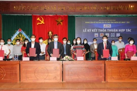 Các bên cùng ký kết thỏa thuận hợp tác. (Ảnh: PV)