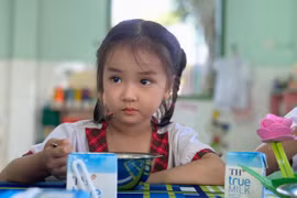 Trẻ cần bữa ăn đủ dinh dưỡng và vận động hợp lý. (Ảnh: PV)