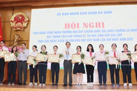 Các học sinh xuất sắc của quận Ba Đình được vinh danh tại chương trình. (Ảnh: CTV/Vietnam+)
