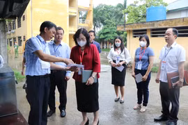 Thứ trưởng Bộ Giáo dục và Đào tạo Ngô Thị Minh (áo đỏ) kiểm tra công tác tổ chức thi tại tỉnh Bắc Ninh. (Ảnh: Thanh Thương/TTXVN) 
