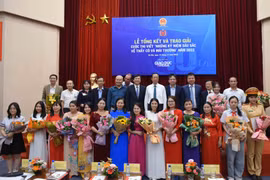 Ban tổ chức trao giải cho các tác giả. (Ảnh: BTC)