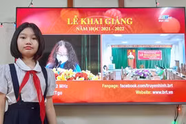 Học sinh bắt đầu năm học mới bằng lễ khải giảng qua màn hình máy tính hoặc trước tivi. (Ảnh: CTV/Vietnam+)