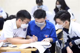Thí sinh đăng ký dự thi tốt nghiệp THPT 2022. (Ảnh: Thanh Tùng/TTXVN)