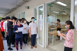 Thí sinh Hà Nội dự thi tuyển sinh vào lớp 10 ngày 18/6. (Ảnh: PV/Vietnam+)