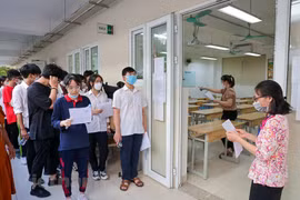 Thí sinh Hà Nội dự thi tuyển sinh vào lớp 10 ngày 18/6. (Ảnh: PV/Vietnam+)