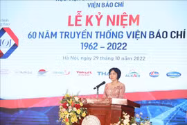 Tiến sỹ Đỗ Thị Thu Hằng, Viện trưởng Viện Báo chí phát biểu tại buổi lễ. (Ảnh: Minh Quyết/TTXVN)