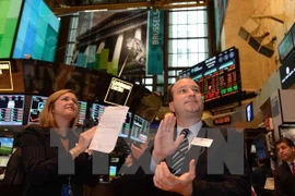 Giá dầu thế giới tăng mạnh tạo đà cho chứng khoán Mỹ đi lên 