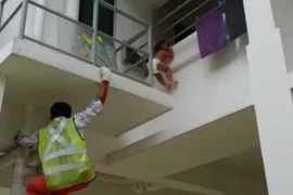 Singapore: Giải cứu em bé bị kẹt đầu vào chấn song ban công
