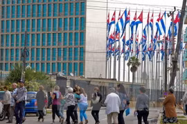 Người dân Cuba xếp hàng bên ngoài một văn phòng của Mỹ ở thủ đô La Habana. (Nguồn: AFP/TTXVN)
