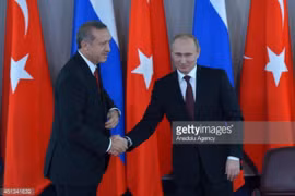 Thủ tướng Thổ Nhĩ Kỳ Erdogan (trái) và Tổng thống Nga Vladimir Putin (phải). (Nguồn: Getty Images)