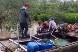 Thi thể của nạn nhân được các ngư dân đi đánh bắt hải sản phát hiện. (Ảnh: TTXVN phát)