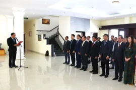 Quang cảnh lễ dâng hương. (Ảnh: Hoàng Minh/TTXVN)