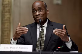 Thống đốc Fed Philip Jefferson phát biểu tại phiên điều trần ở Washington, DC, Mỹ. (Ảnh: AFP/TTXVN)