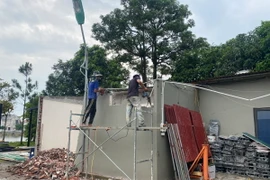 Người dân tự giác tháo dỡ công trình xây dựng vi phạm ven hồ Đầm Vạc. (Ảnh: Nguyễn Thảo/TTXVN)