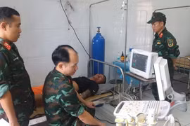 Quân y đảo Song Tử Tây điều trị cho một ngư dân. (Ảnh: TTXVN phát)