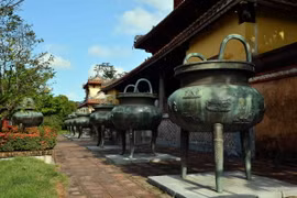 Bộ Cửu đỉnh được đặt ở sân Thế Miếu, sát với Hiển Lâm Các. (Ảnh: Thanh Hà/TTXVN)