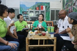 Đoàn công tác của FAO đi thăm một số mô hình hợp tác xã được FFF hỗ trợ tại địa bàn huyện Ba Bể. (Ảnh: TTXVN phát)