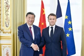 Tổng thống Pháp Emmanuel Macron (phải) và Chủ tịch Trung Quốc Tập Cận Bình tại cuộc hội đàm ở Paris, Pháp. (Ảnh: THX/TTXVN)