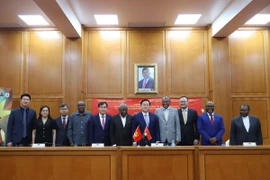 Đại diện đoàn công tác Ban Tuyên giáo Trung ương chụp ảnh lưu niệm cùng đại diện lãnh đạo Đảng MPLA. (Ảnh: Hồng Minh/TTXVN)