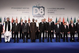 Các đại biểu chụp ảnh chung tại một hội nghị thượng đỉnh của Nhóm 8 nước Hồi giáo đang phát triển (D8) ở Istanbul, Thổ Nhĩ Kỳ. (Ảnh: AFP/TTXVN)