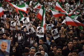 Người dân Iran đưa tiễn cố Tổng thống Ebrahim Raisi cùng đoàn tháp tùng tại Tehran. (Ảnh: THX/TTXVN)