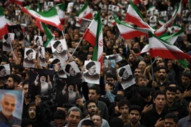 Người dân Iran đưa tiễn cố Tổng thống Ebrahim Raisi cùng đoàn tháp tùng tại Tehran. (Ảnh: THX/TTXVN)