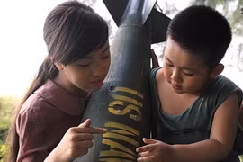 Những đứa trẻ ngây thơ giữa chiến tranh trong phim "Những người viết huyền thoại." (Ảnh: Đoàn làm phim cung cấp)