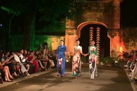 Hai trong số những thiết kế trong bộ sưu tập áo dài của Ngọc Hân sẽ giới tại lễ hội. (Ảnh: PV/Vietnam+)