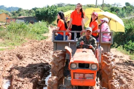 Dàn người đẹp "cưỡi" máy cày về các xã vùng xa của tỉnh Lâm Đồng trao quà cho người nghèo. (Ảnh: Miss Universe Viet Nam)
