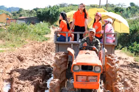 Dàn người đẹp "cưỡi" máy cày về các xã vùng xa của tỉnh Lâm Đồng trao quà cho người nghèo. (Ảnh: Miss Universe Viet Nam)