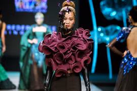 Một thiết kế trong bộ sưu tập của Frederick Lee được giới thiệu trong khuôn khổ Vietnam International Fashion Week Xuân Hè 2016. (Ảnh: BTC)