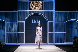 Thương hiệu thời trang LUALA by Vũ Tá Linh đã mang đến cho khán giả những khoảnh khắc đẹp của hội họa, âm nhạc và thời trang. (Ảnh: BTC)