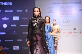 Quán quân Vietnam's Next Top Models 2016, Ngọc Châu với thiết kế trang sức của PNJ giới thiệu trong buổi họp báo. (Ảnh: BTC)