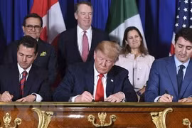 Tổng thống Mexico Enrique Pena Nieto, Tổng thống Mỹ Donald Trump và Thủ tướng Canada Justin Trudeau chính thức ký Hiệp định USMCA tại thủ đô Buenos Aires (Argentina) ngày 30/11/2018. (Ảnh: AFP/ TTXVN)