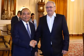 Thủ tướng Nguyễn Xuân Phúc hội kiến Chủ tịch Hạ viện Romania Liviu Dragnea. (Ảnh: Thống Nhất/TTXVN)