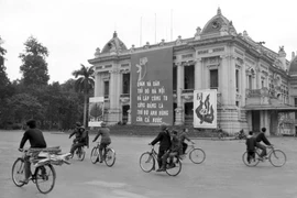 Đường phố Hà Nội trong những ngày giặc Mỹ đánh phá ác liệt, cuối tháng 12/1972. (Ảnh: Tư liệu TTXVN)