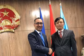 Ông Gilad Cohen và Đại sứ, trưởng phái đoàn Việt Nam tại Liên hợp quốc Đặng Đình Quý. (Nguồn: Vietnam+)