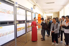 Triển lãm thu hút nhiều sinh viên tới tham quan, tìm hiểu. (Ảnh: Thu Hoài/TTXVN)