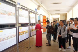 Triển lãm thu hút nhiều sinh viên tới tham quan, tìm hiểu. (Ảnh: Thu Hoài/TTXVN)